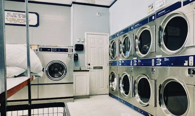 Denah alur satu arah pada unit laundry rumah sakit dari zona kotor ke zona bersih