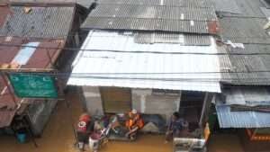 Membersihkan Rumah Setelah Banjir