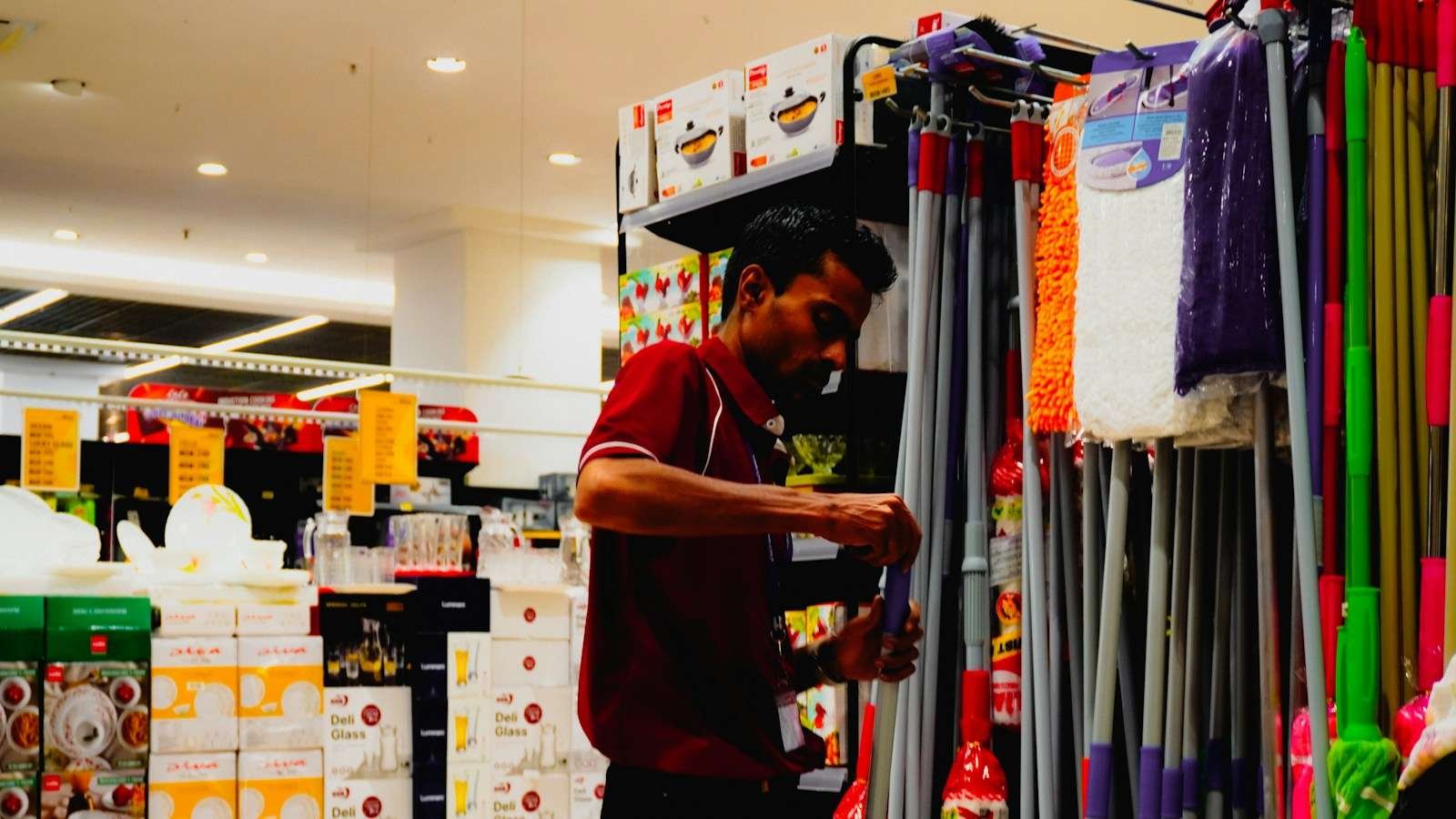 Kain pel dan sapu yang sudah bersih digantung hingga kering di ruang penyimpanan