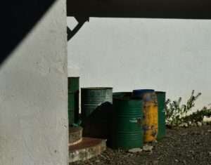 6 Perbedaan Drum Plastik dan Besi untuk Cairan